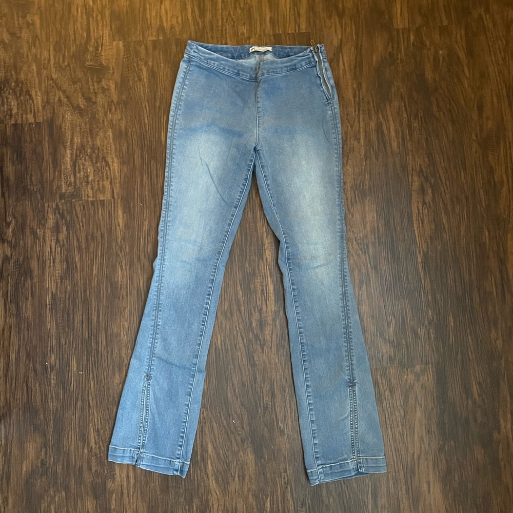 Free People pant. Zipper on side. Slight flare with slit on bottom. Size 29.